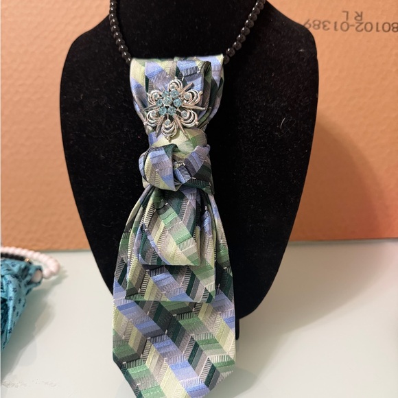 Multicolor Abstract Pattern Scarf - Picture 10 of 12